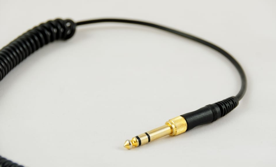 A Guide To Choosing The Right AUX Cable For Your Needs 